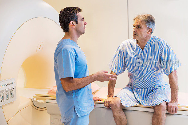 放射科医生和病人谈话。