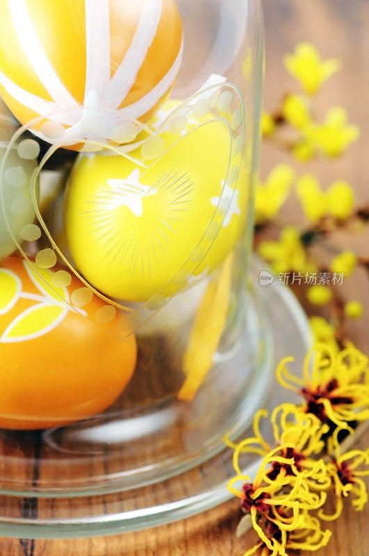 装有复活节彩蛋和美国金缕梅树枝的玻璃罐子