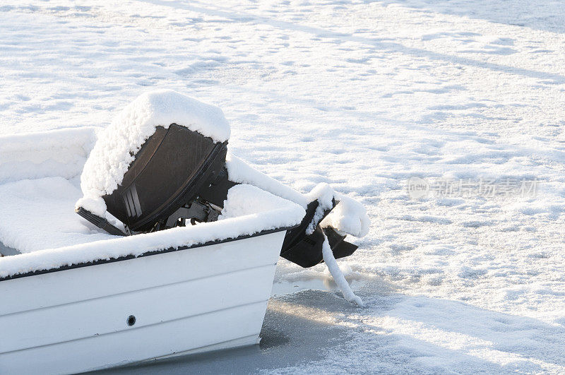 舷外发动机被雪覆盖