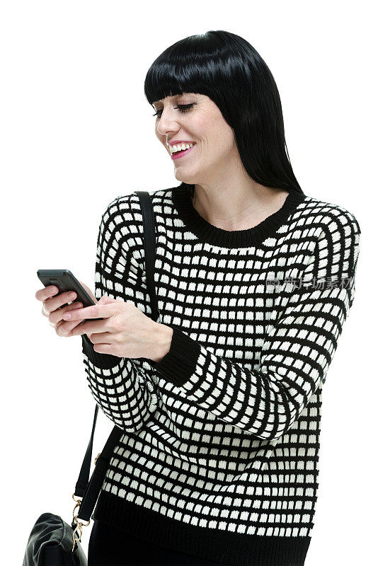 微笑的女人使用手机和穿着毛衣