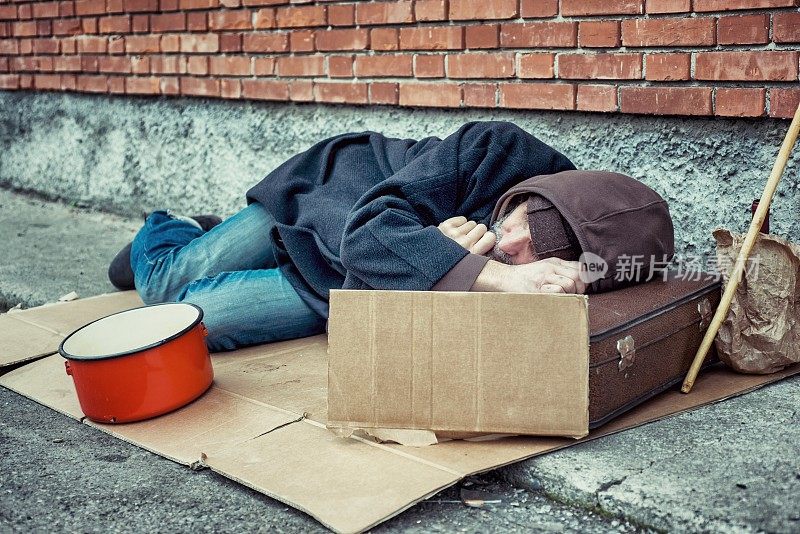 无家可归者睡在人行道上