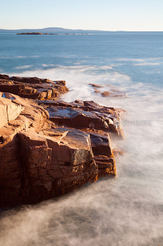 阿卡迪亚国家公园的岩石海岸和海浪