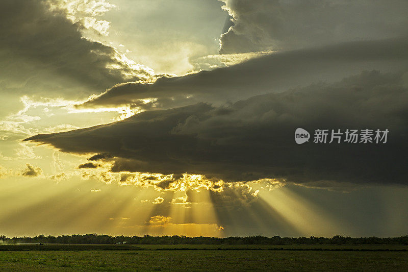 阳光从黑暗中显现的特写，威胁着暴风雨