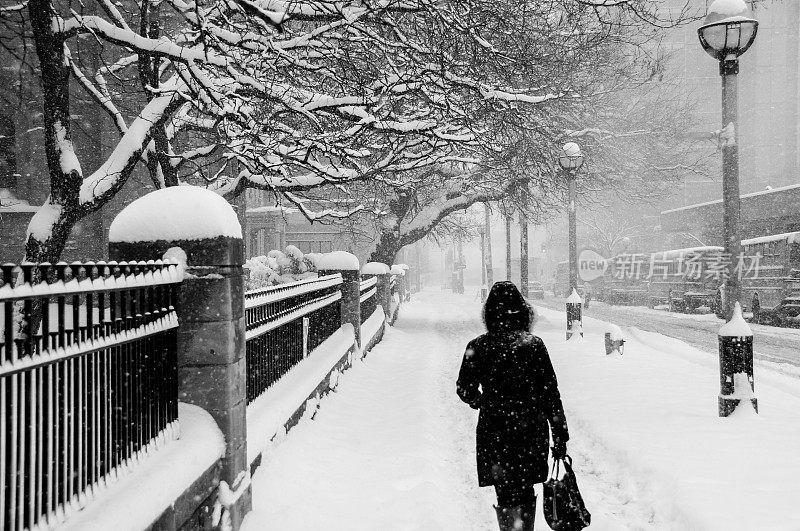 雪下行走的女人