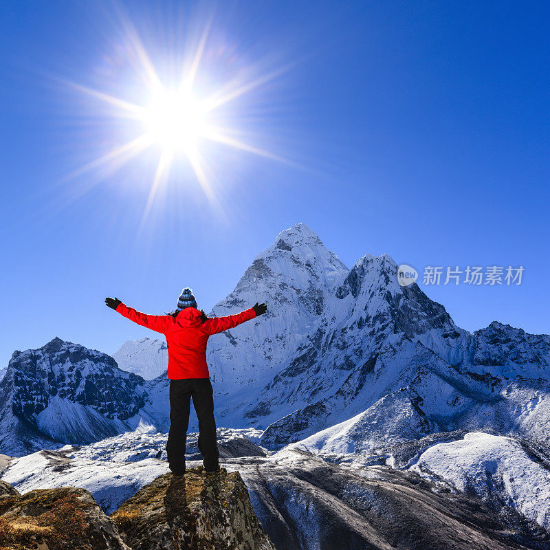 珠穆朗玛峰国家公园，一名妇女举起她胜利的手臂