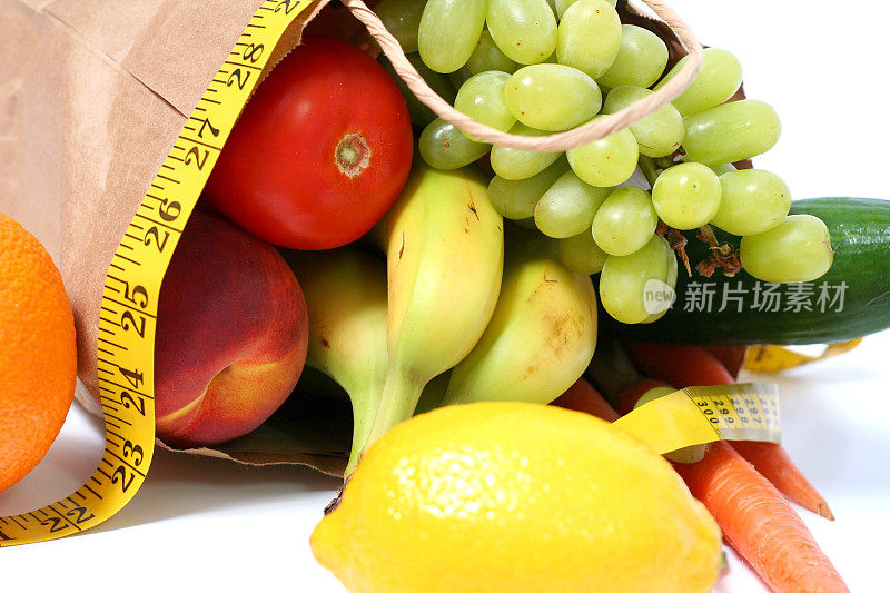 市场袋装的新鲜蔬菜和水果