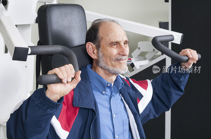 老年人使用肩压重量机