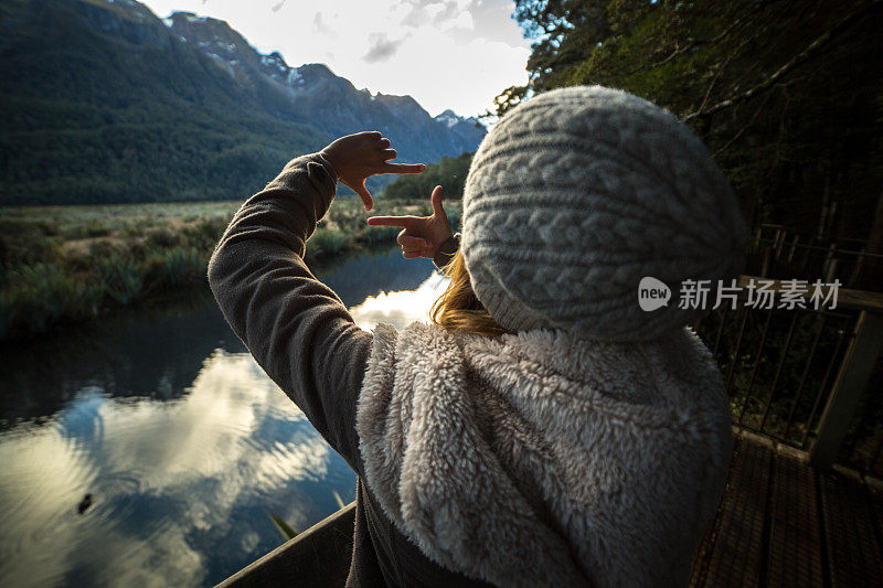 山湖边的年轻女子，打造自然的指架