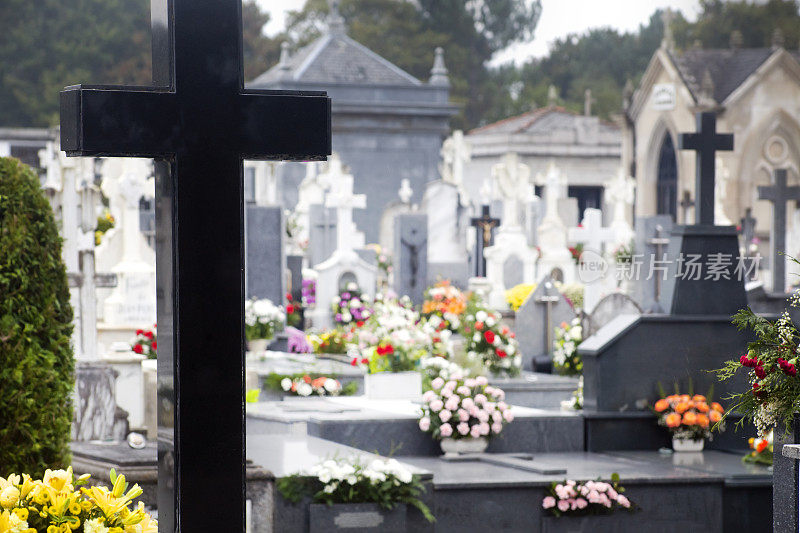 墓地里的十字架和鲜花。
