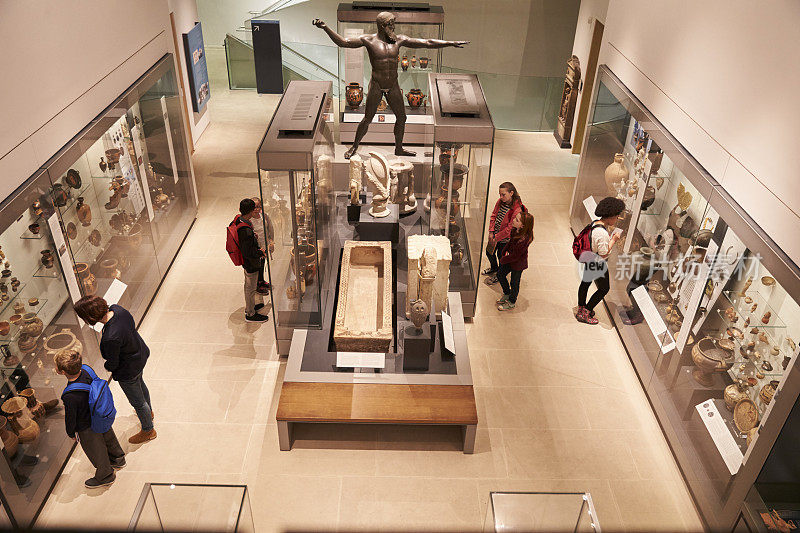 俯瞰繁忙的博物馆内部与游客