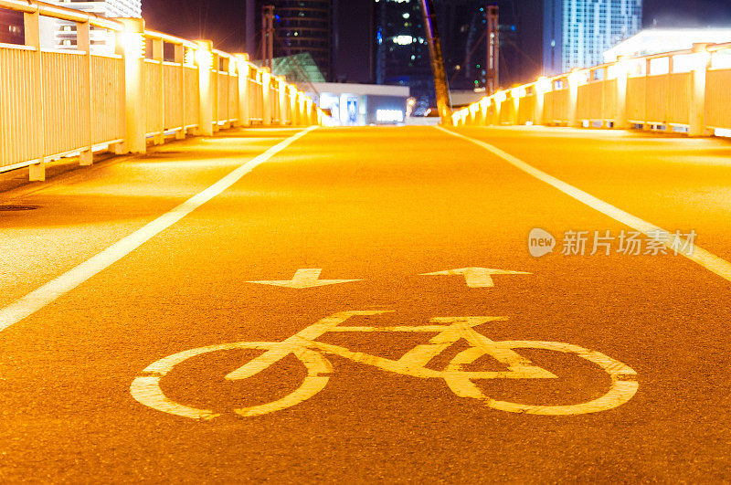 夜间桥上的自行车道
