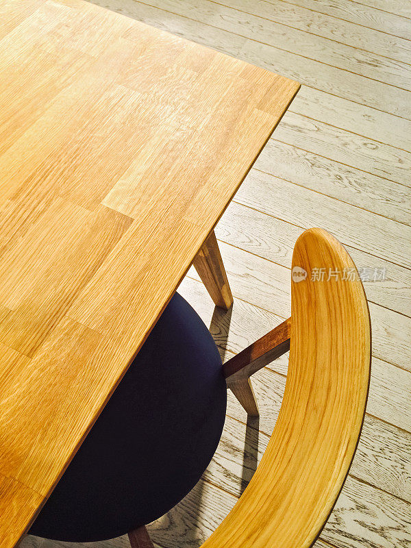 木制的桌子和时尚的椅子