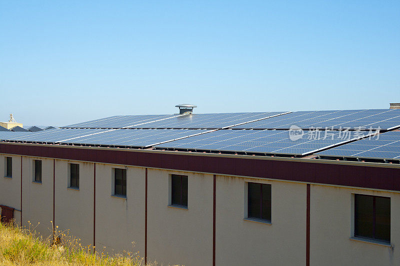 仓库屋顶上的太阳能电池板