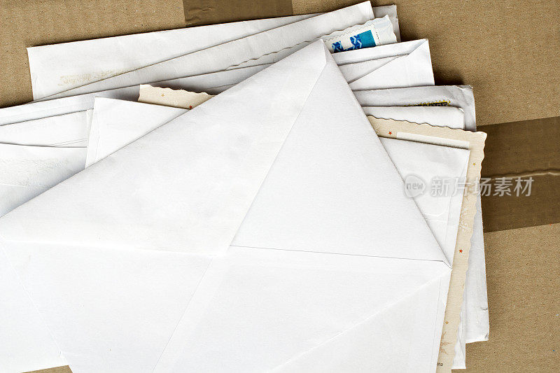 成堆的信件和邮包