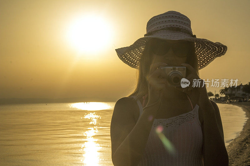 在辛里斯的海滩上拍照的女人
