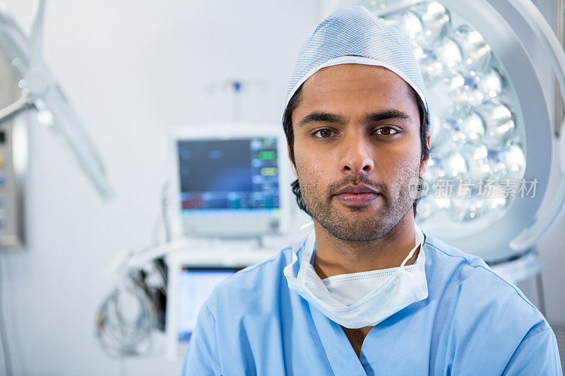男性外科医生站在手术室里的肖像