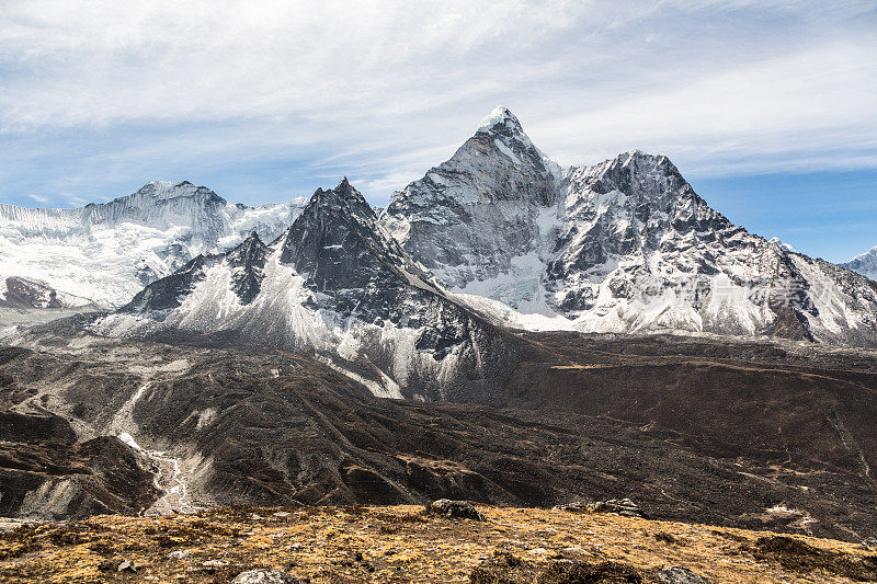 安甫嘉布延峰(5630米)位于尼泊尔喜马拉雅山
