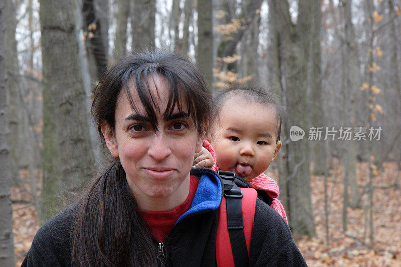 母亲和女儿在森林里徒步旅行