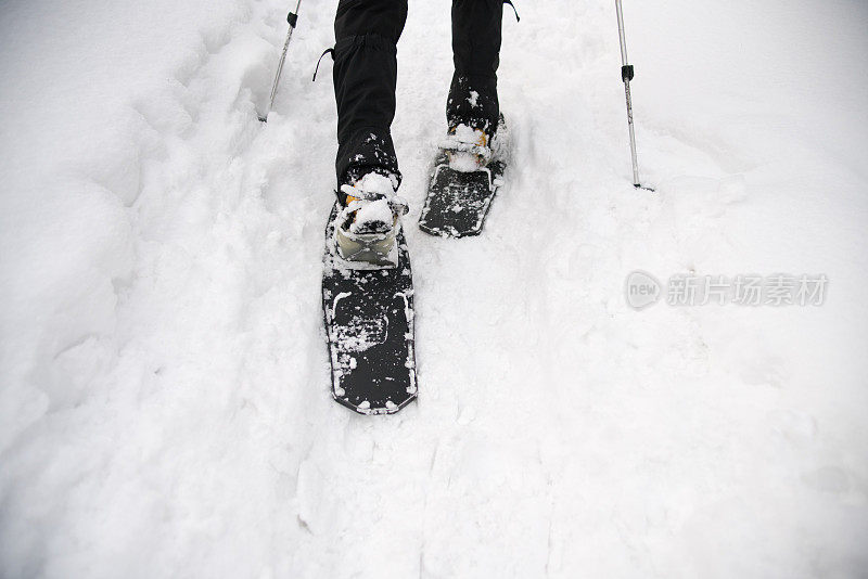 雪鞋在雪地里行走