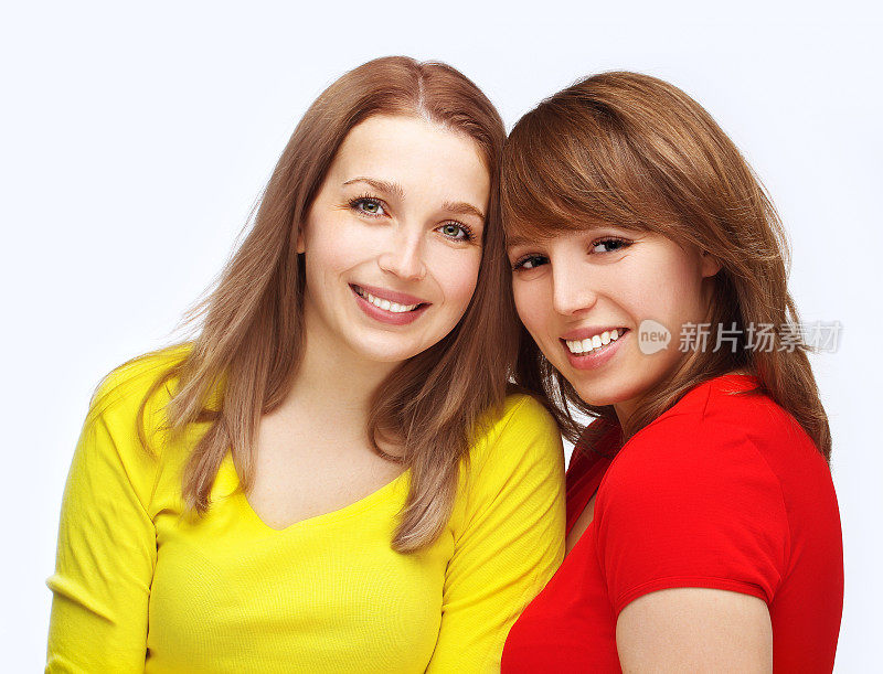 两个年轻的女性朋友一起微笑