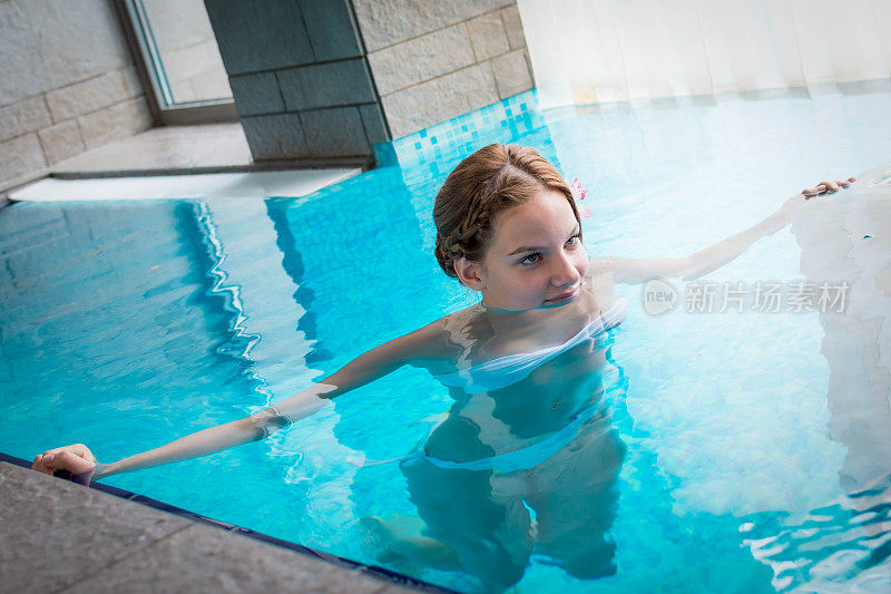 年轻女子在温泉池里