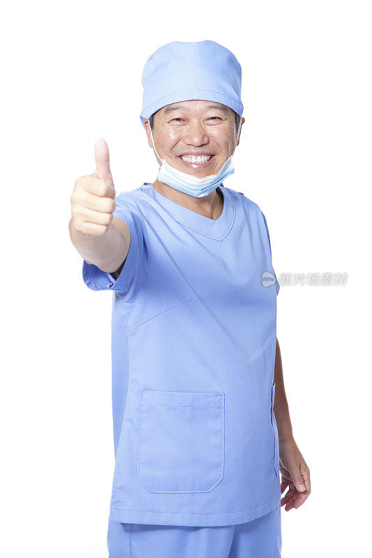 外科医生微笑着竖起大拇指