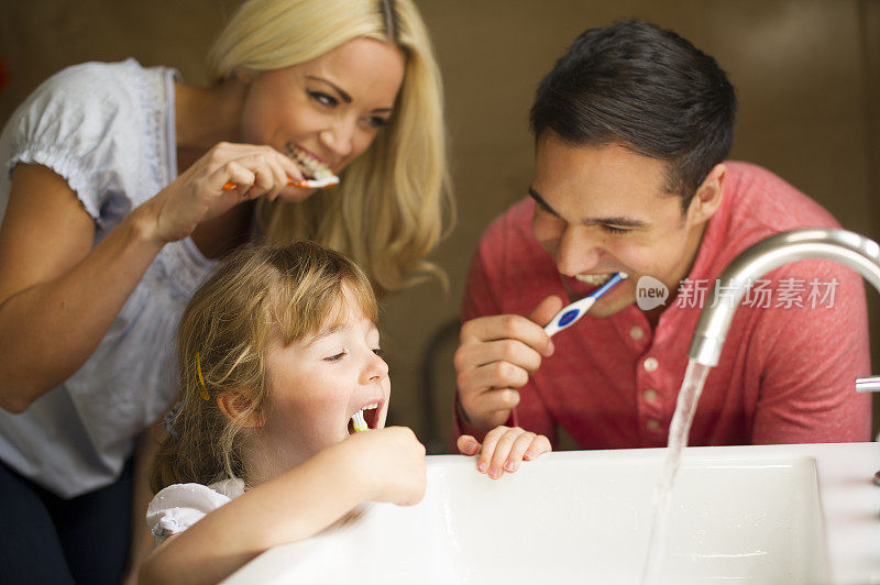 年轻的家庭刷牙