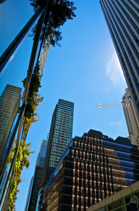 曼哈顿中城摩天大楼的倒影和形状，纽约市