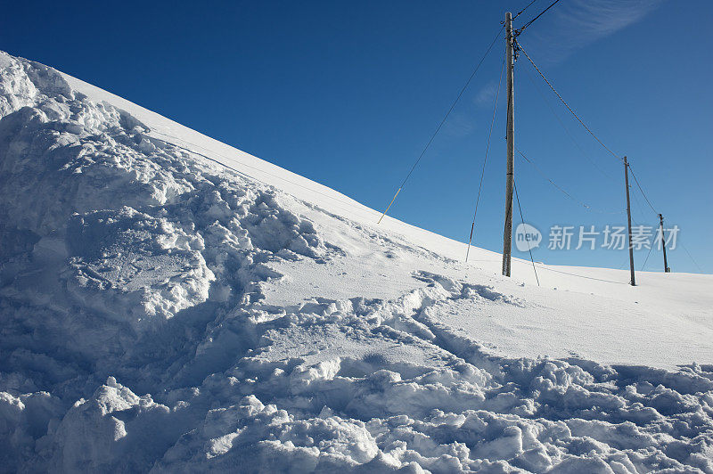 在北欧冬季山区，支撑架空电线的电线杆