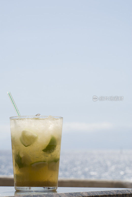 莫吉托鸡尾酒，在海滩酒吧，复制空间和海洋背景