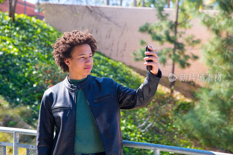 非裔美国青少年用手机微笑自拍