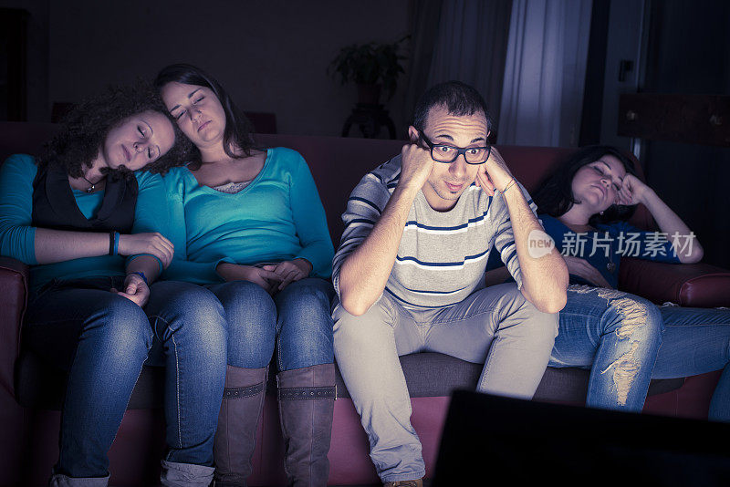 四个青少年看电视