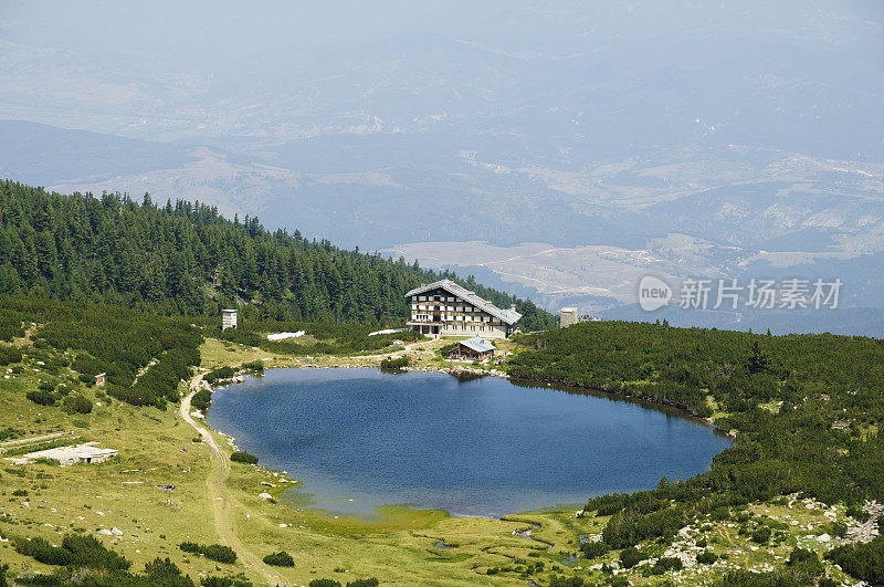 冰川湖和高山上的小屋