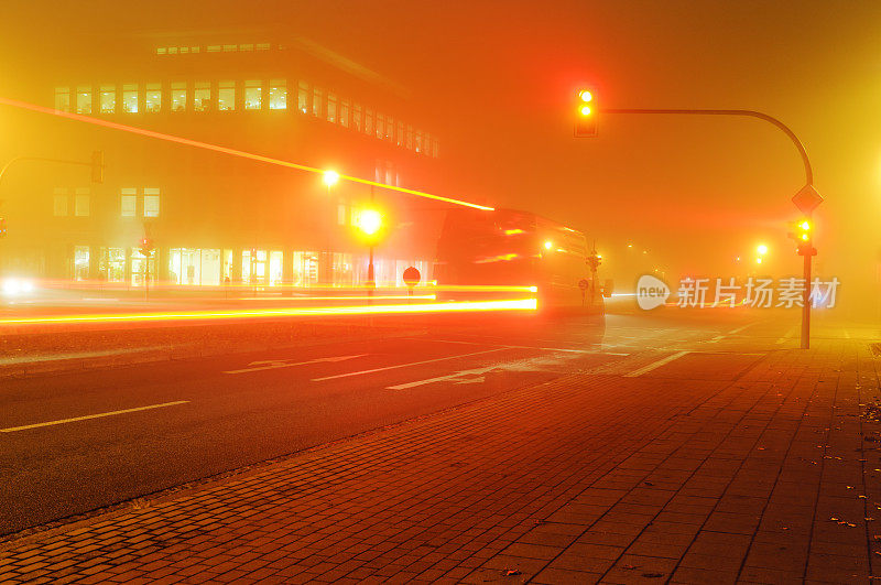 在一个多雾的十字路口的交通