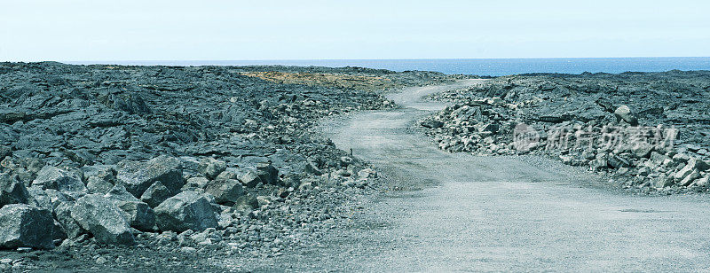 夏威夷岛上的熔岩流通向海洋的道路