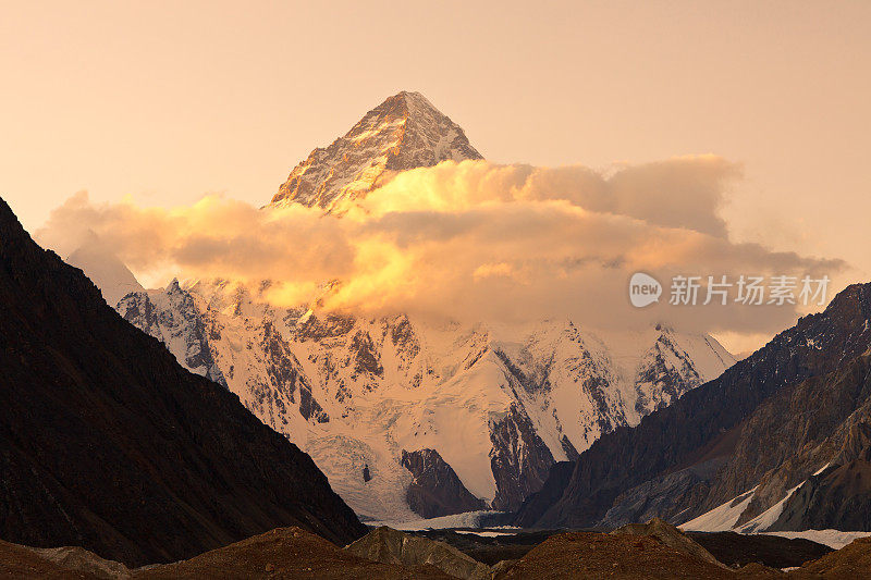 日落时分，K2在巴基斯坦