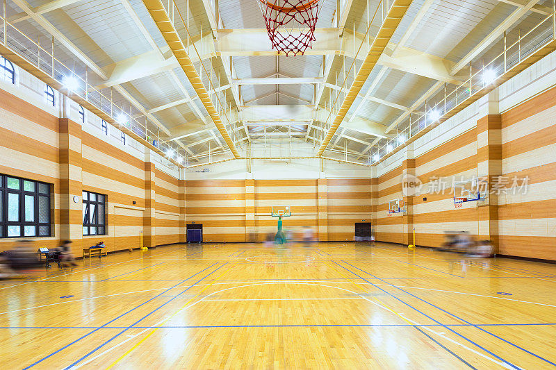 室内空荡荡的篮球场
