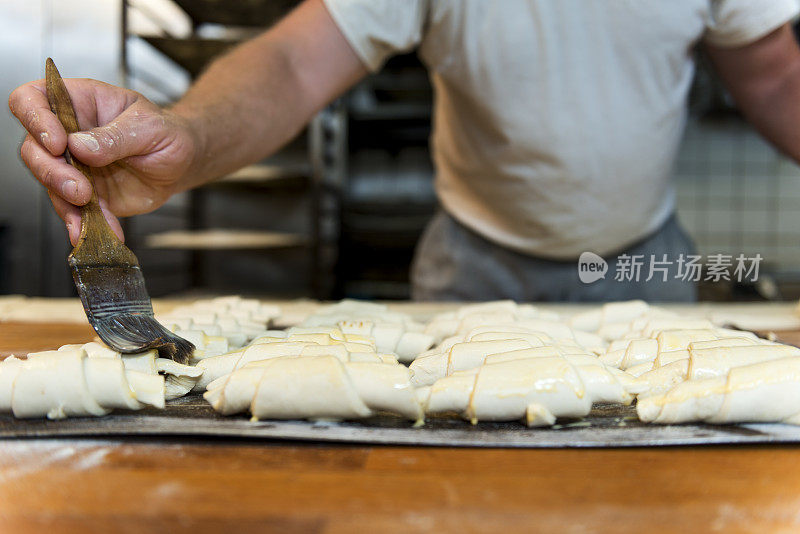 贝克准备羊角面包