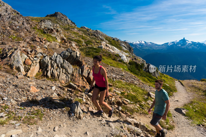 一对夫妇在山里徒步旅行