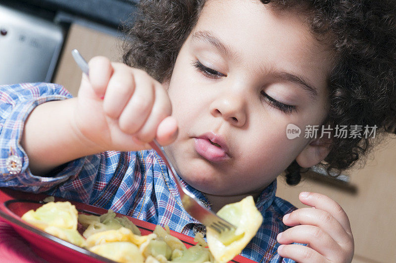 孩子吃着我的意大利面