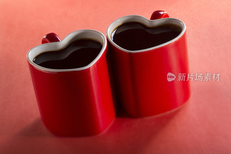 红色背景上的心形咖啡杯