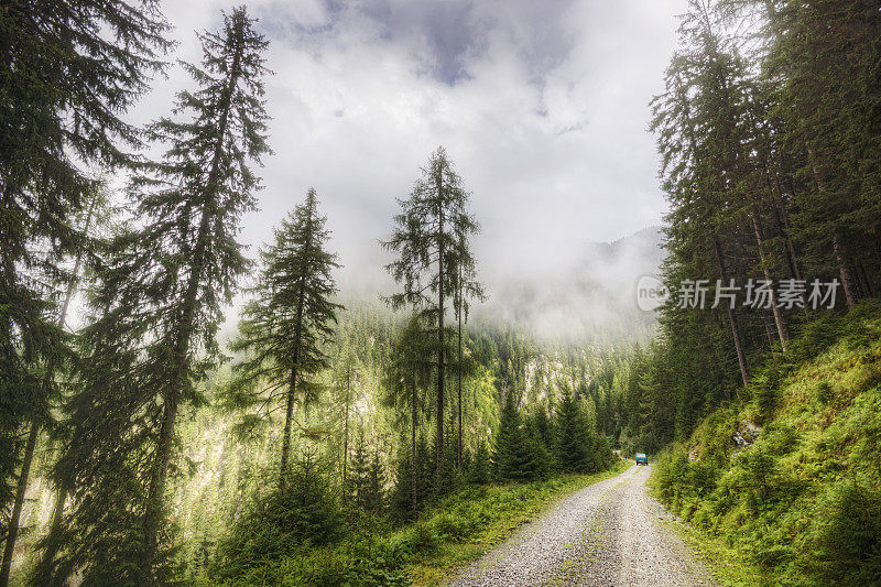 阿尔卑斯山的土路