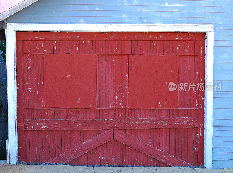 红色的旧谷仓门