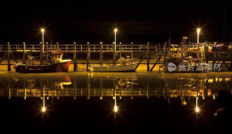 渔船在夜晚的码头