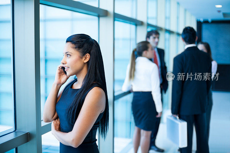 迷人的女商人在电话里