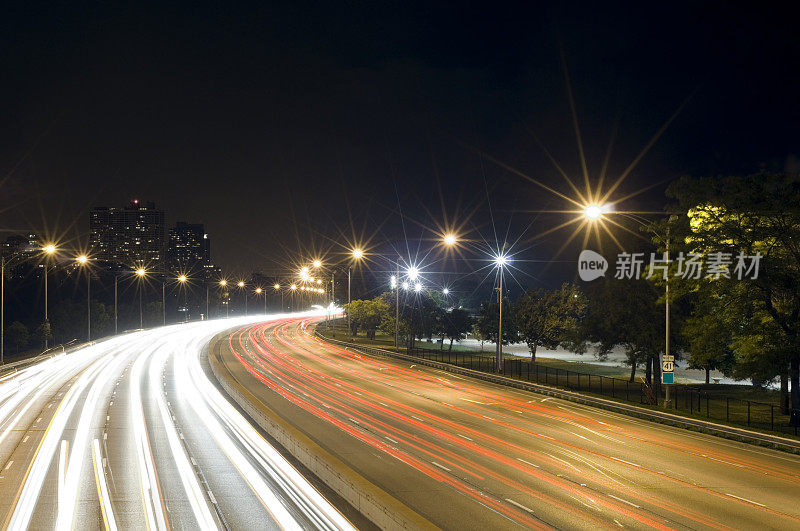 夜间繁忙的高速公路