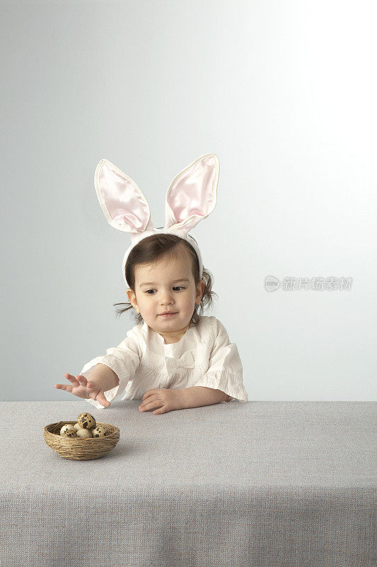 兔耳朵孩子的肖像