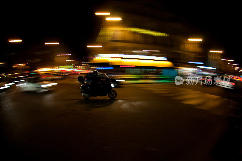 摩托车在夜间超速行驶