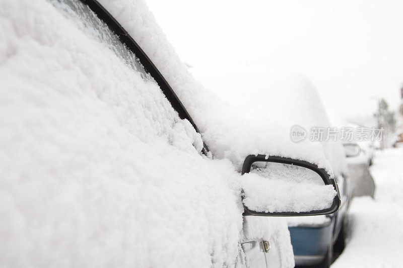 冰雪覆盖的汽车