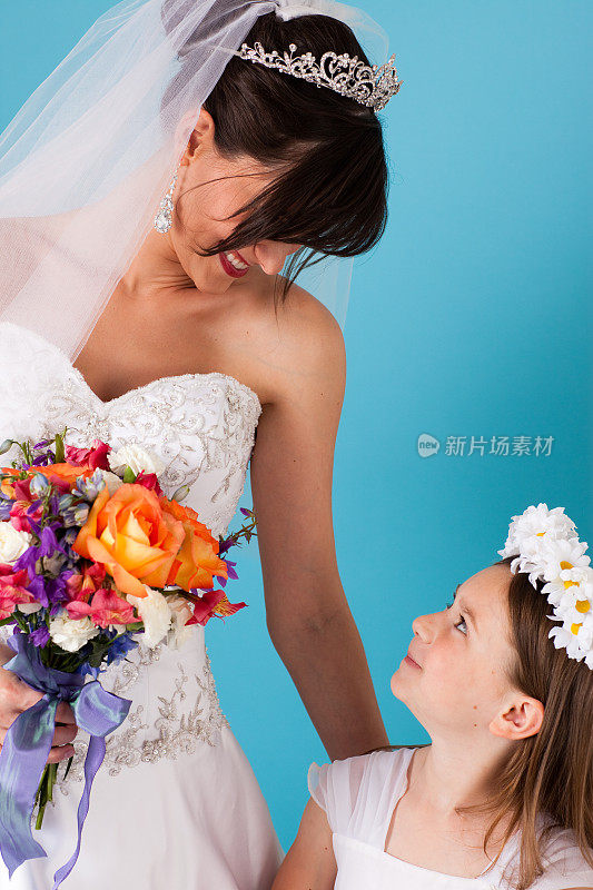 快乐的新娘微笑着低头看着她的花童